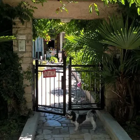 Jozefina Apartman *
